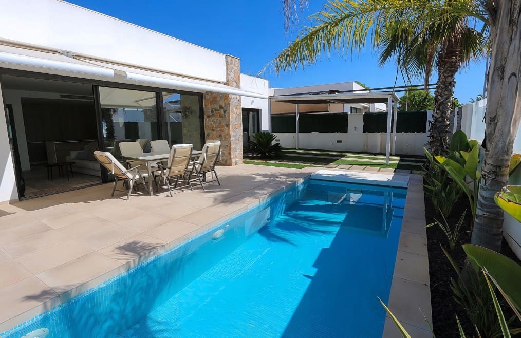 3 bedroom Villa for sale in Pilar de la Horadada with pool - € 445,000 (Ref: 9976149)