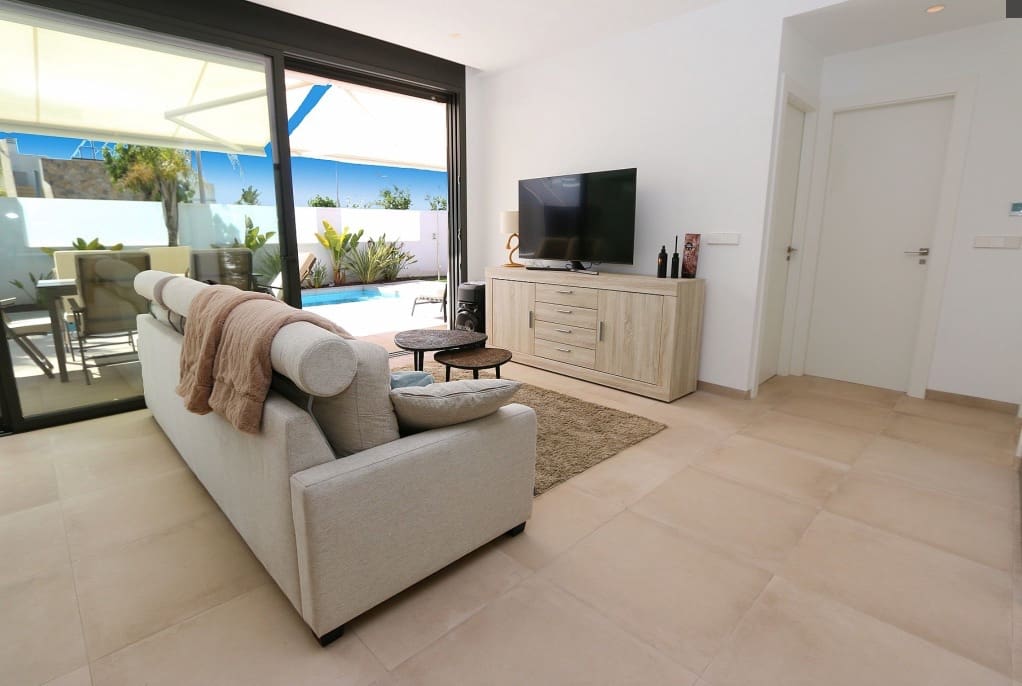 3 bedroom Villa for sale in Pilar de la Horadada with pool - € 445,000 (Ref: 9976149)