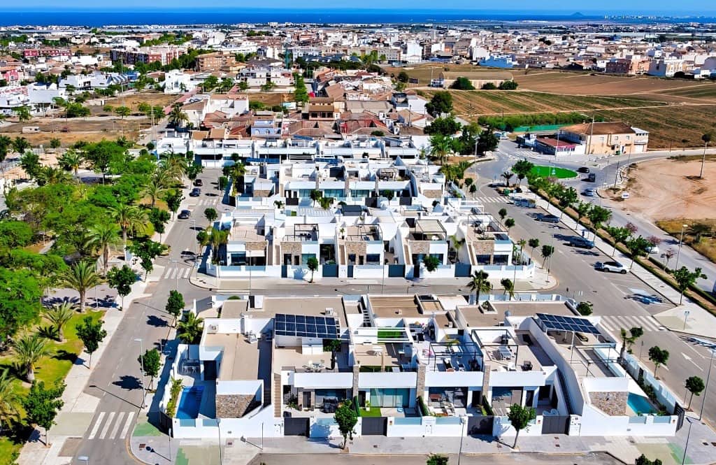 3 bedroom Villa for sale in Pilar de la Horadada with pool - € 445,000 (Ref: 9976149)