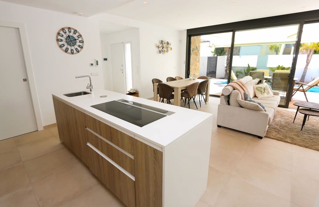 3 bedroom Villa for sale in Pilar de la Horadada with pool - € 445,000 (Ref: 9976149)