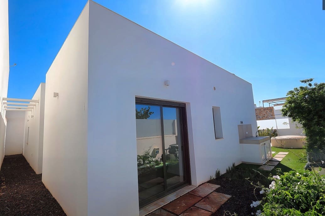 3 bedroom Villa for sale in Pilar de la Horadada with pool - € 445,000 (Ref: 9976149)
