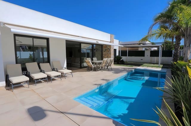 3 bedroom Villa for sale in Pilar de la Horadada with pool - € 445,000 (Ref: 9976149)