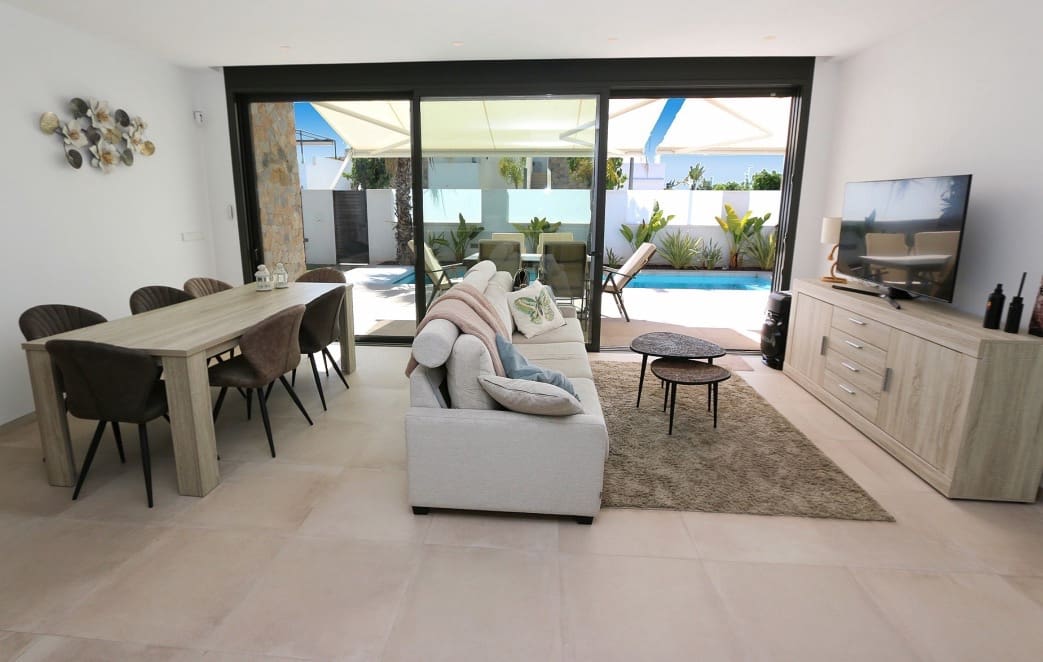 3 bedroom Villa for sale in Pilar de la Horadada with pool - € 445,000 (Ref: 9976149)
