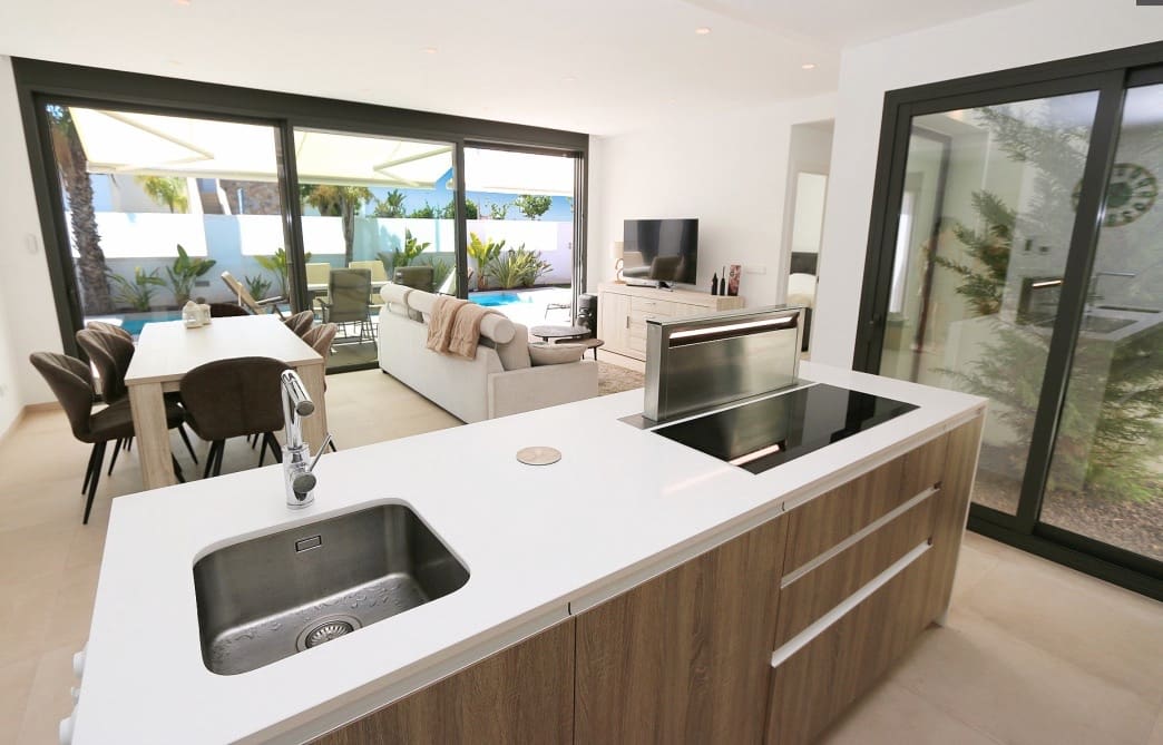 3 bedroom Villa for sale in Pilar de la Horadada with pool - € 445,000 (Ref: 9976149)