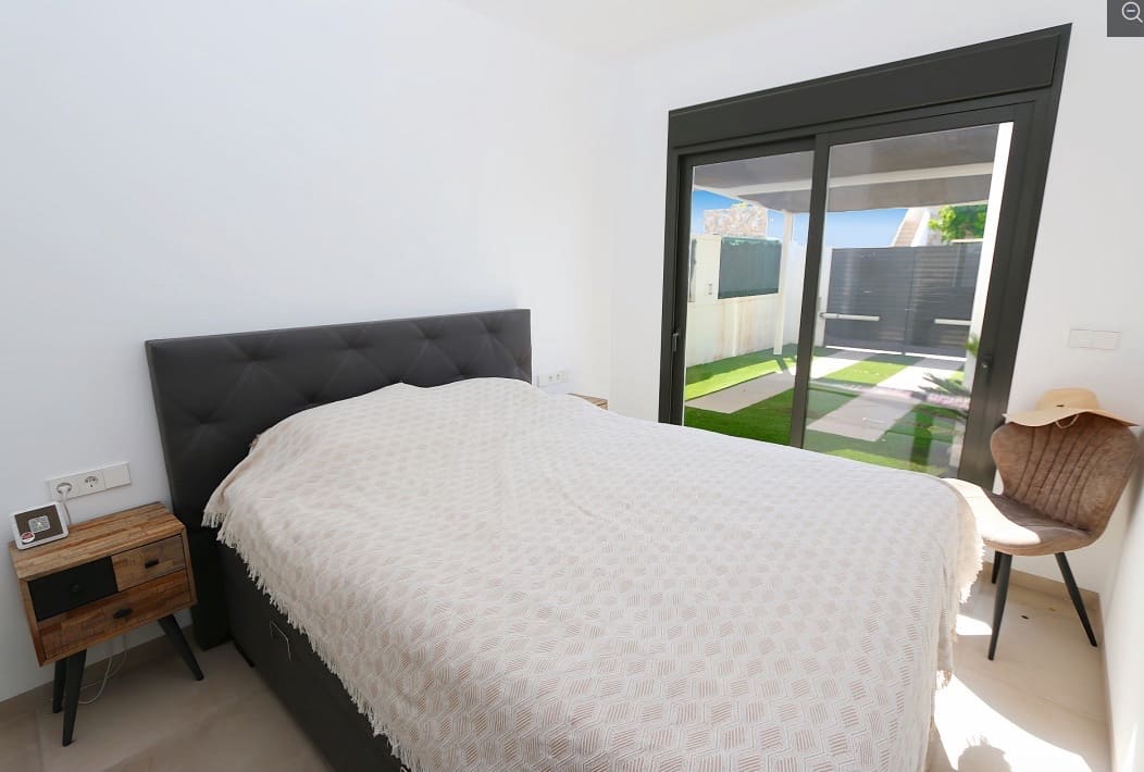 3 bedroom Villa for sale in Pilar de la Horadada with pool - € 445,000 (Ref: 9976149)