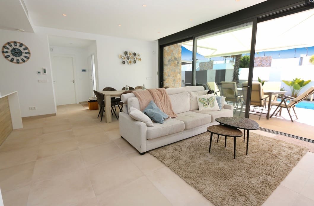 3 bedroom Villa for sale in Pilar de la Horadada with pool - € 445,000 (Ref: 9976149)
