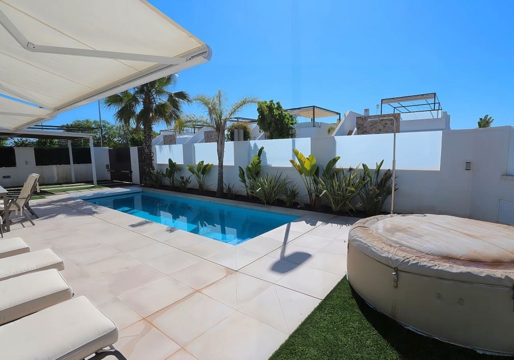 3 bedroom Villa for sale in Pilar de la Horadada with pool - € 445,000 (Ref: 9976149)
