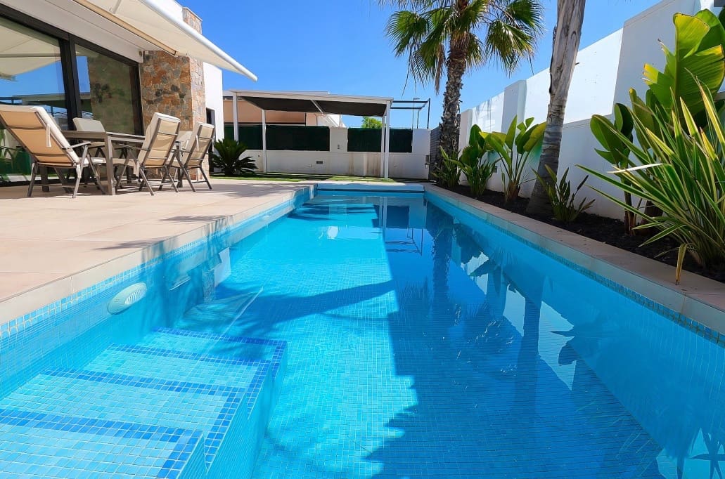 3 bedroom Villa for sale in Pilar de la Horadada with pool - € 445,000 (Ref: 9976149)