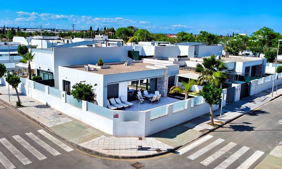 3 bedroom Villa for sale in Pilar de la Horadada with pool - € 445,000 (Ref: 9976149)
