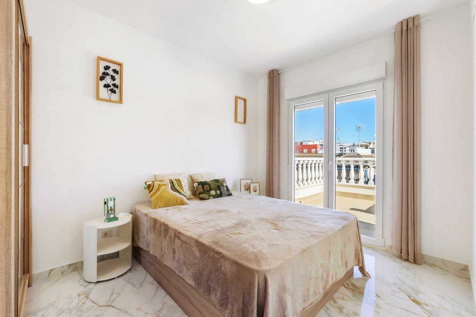 3 sypialnia Dom blizniak na sprzedaż w Torrevieja z garażem - 230 000 € (Ref: 9403777)