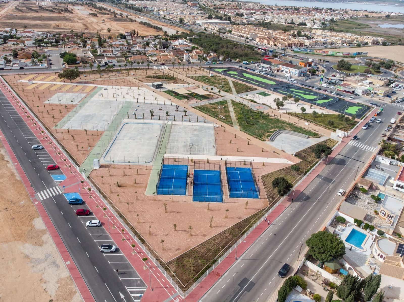 3 sypialnia Dom blizniak na sprzedaż w Torrevieja z garażem - 230 000 € (Ref: 9403777)
