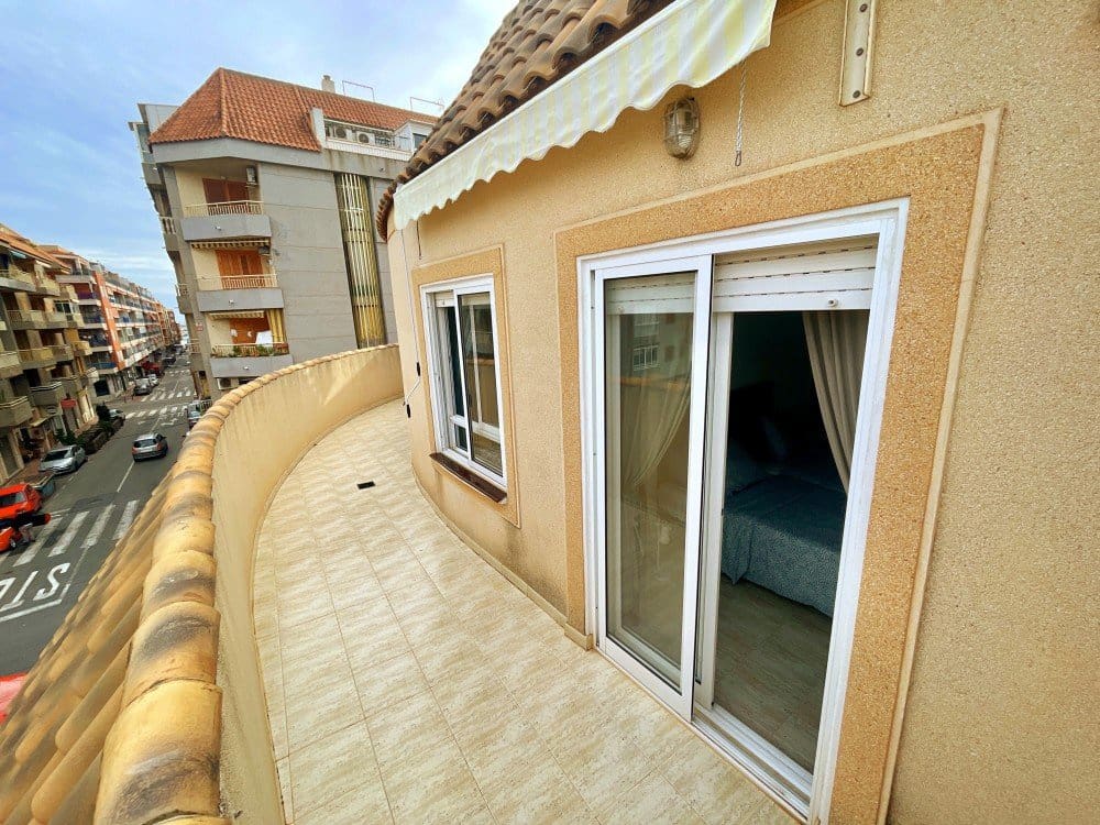 3 soverom Penthouse til salgs i Torrevieja med svømmebasseng - € 167 000 (Ref: 9470229)