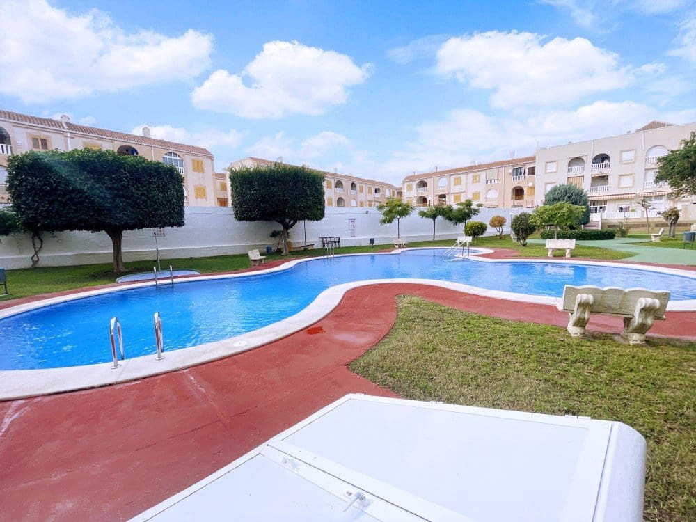 3 soverom Penthouse til salgs i Torrevieja med svømmebasseng - € 167 000 (Ref: 9470229)