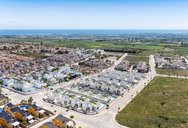 Chalet de 3 habitaciones en La Marina, Elche / Elx en venta con piscina - 392.000 € (Ref: 9475724)