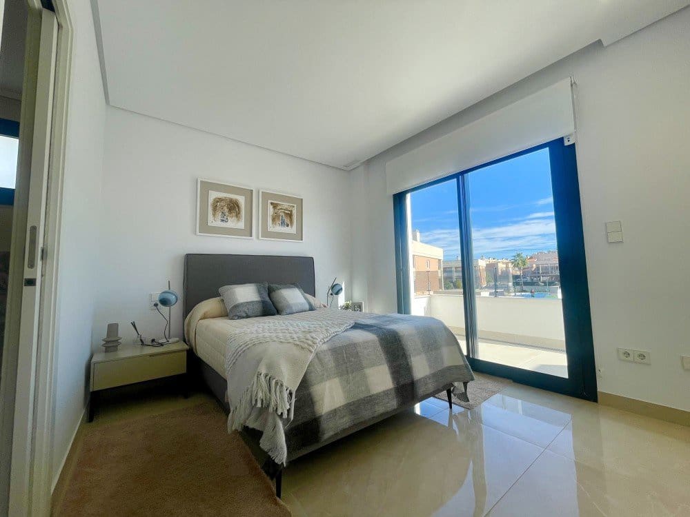 3 soverom Kjedet enebolig til salgs i Gran Alacant med svømmebasseng garasje - € 350 000 (Ref: 9501924)