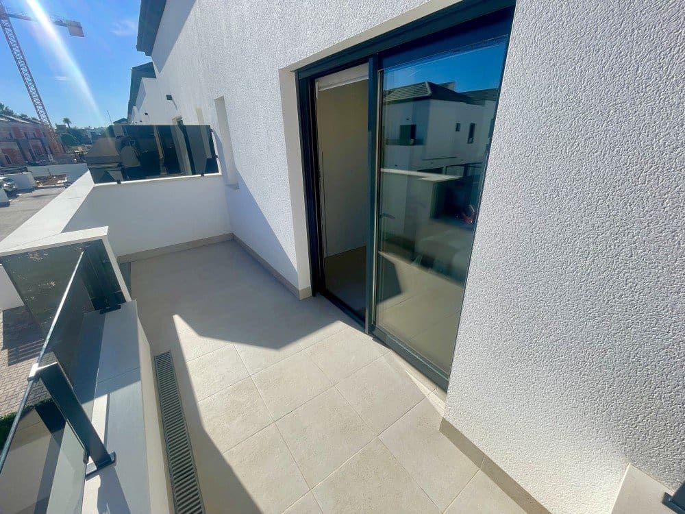 3 soverom Kjedet enebolig til salgs i Gran Alacant med svømmebasseng garasje - € 350 000 (Ref: 9501924)