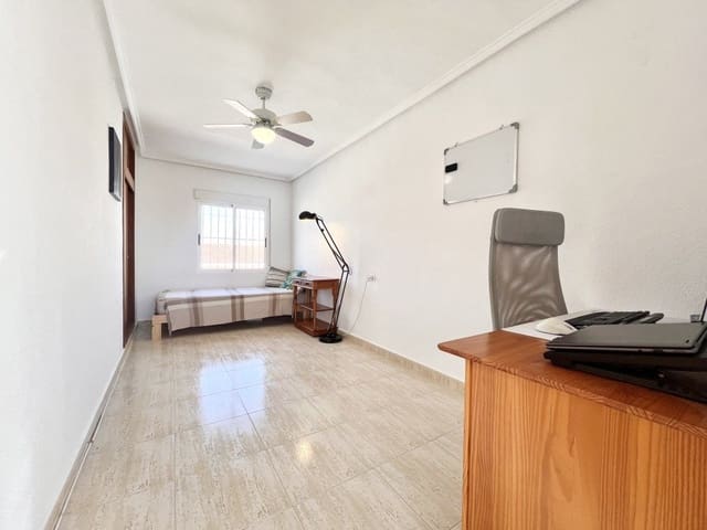 3 makuuhuone Omakotitalo myytävänä paikassa Torrevieja - 160 000 € (Ref: 9542737)