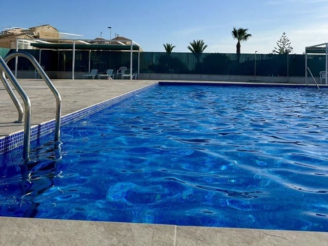 2 makuuhuone Omakotitalo myytävänä paikassa Torrevieja mukana uima-altaan 
autotalli - 147 500 € (Ref: 9560807)