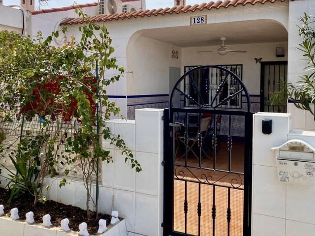 2 makuuhuone Omakotitalo myytävänä paikassa Torrevieja mukana uima-altaan 
autotalli - 147 500 € (Ref: 9560807)