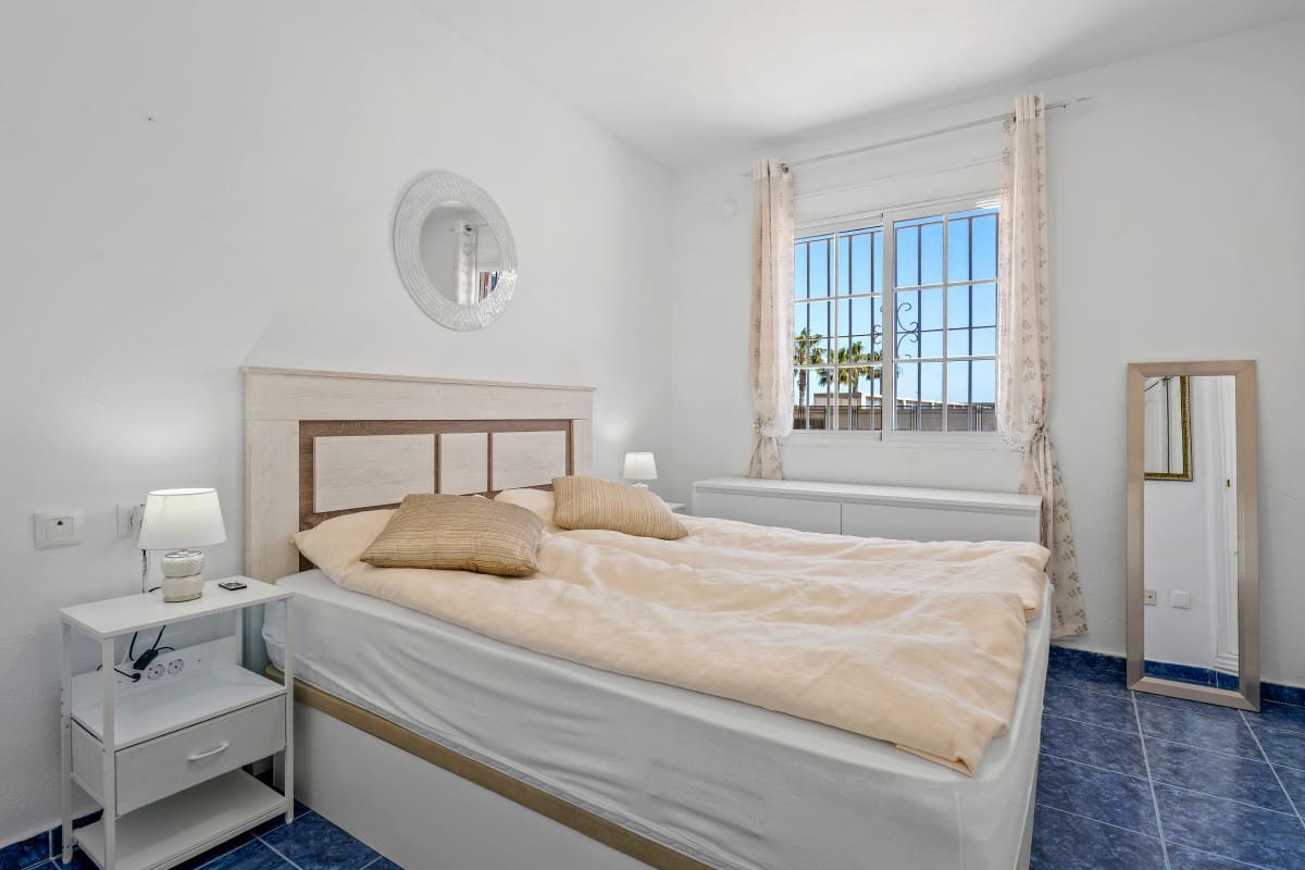 Apartamento de 2 habitaciones en Torrevieja en venta con piscina - 159.000 € (Ref: 10081782)