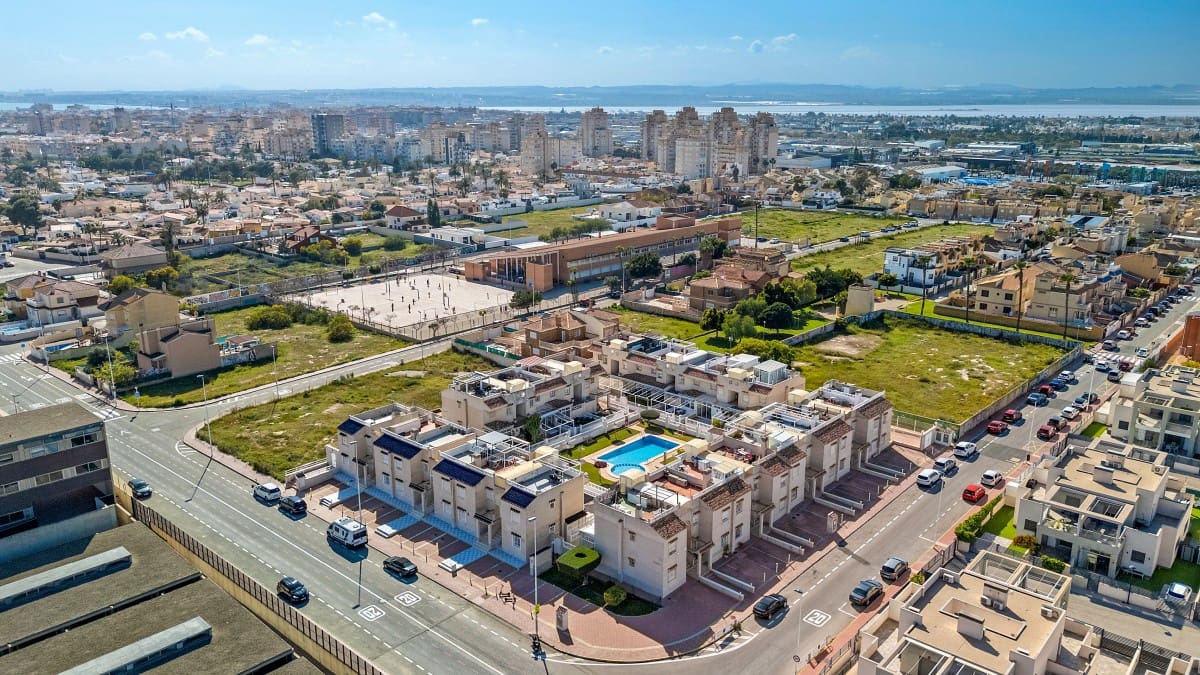 Apartamento de 2 habitaciones en Torrevieja en venta con piscina - 159.000 € (Ref: 10081782)