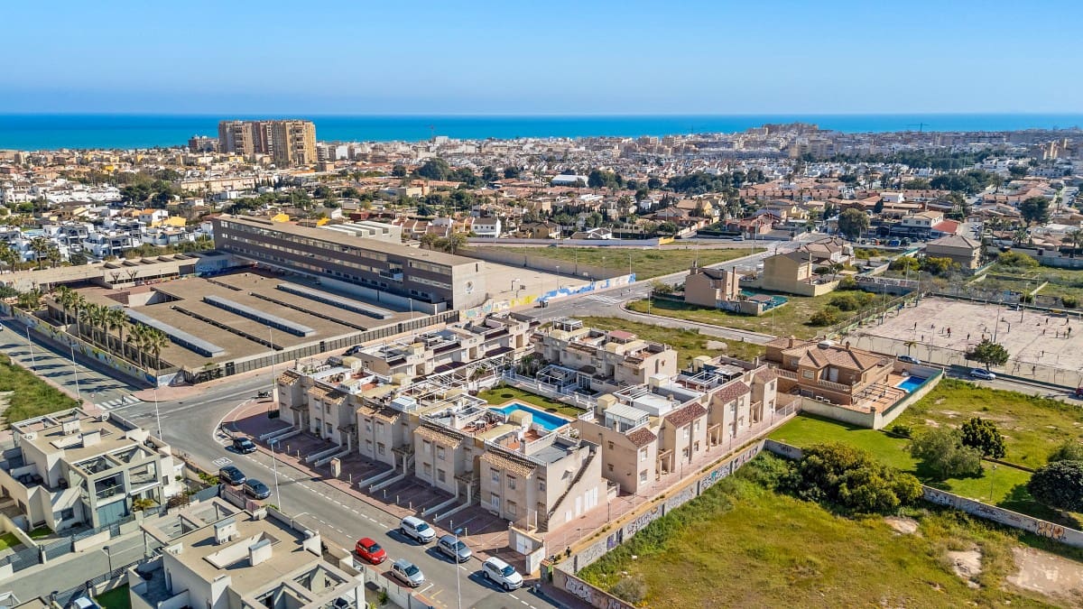 Apartamento de 2 habitaciones en Torrevieja en venta con piscina - 159.000 € (Ref: 10081782)