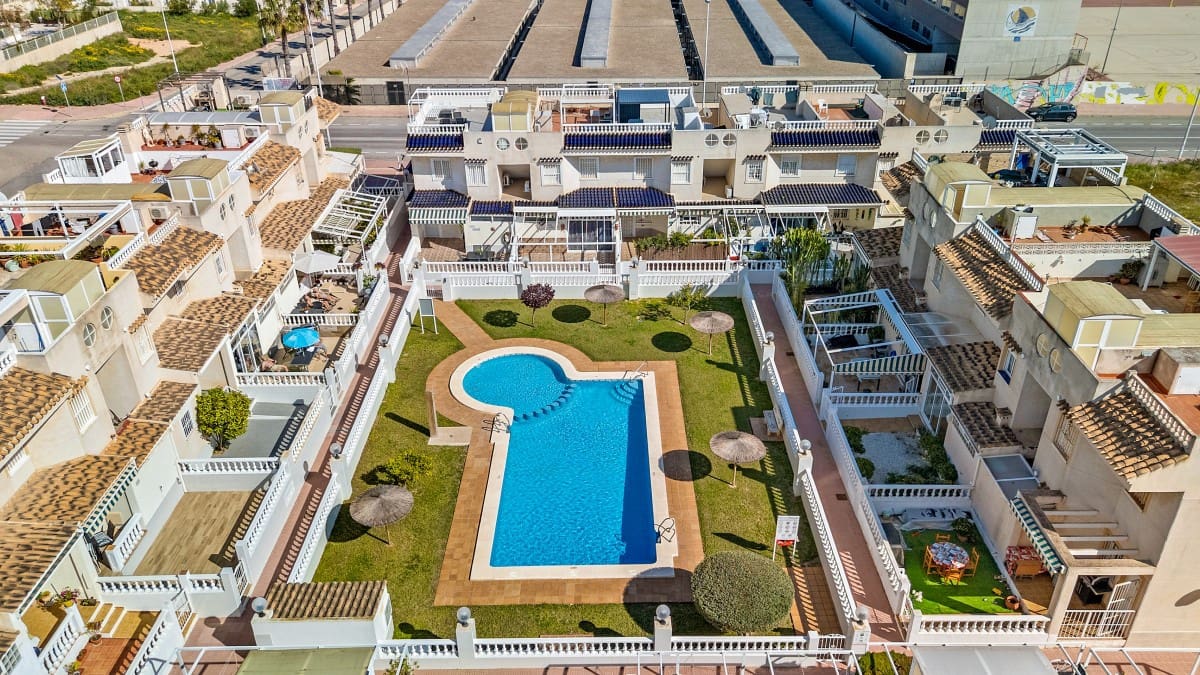Apartamento de 2 habitaciones en Torrevieja en venta con piscina - 159.000 € (Ref: 10081782)