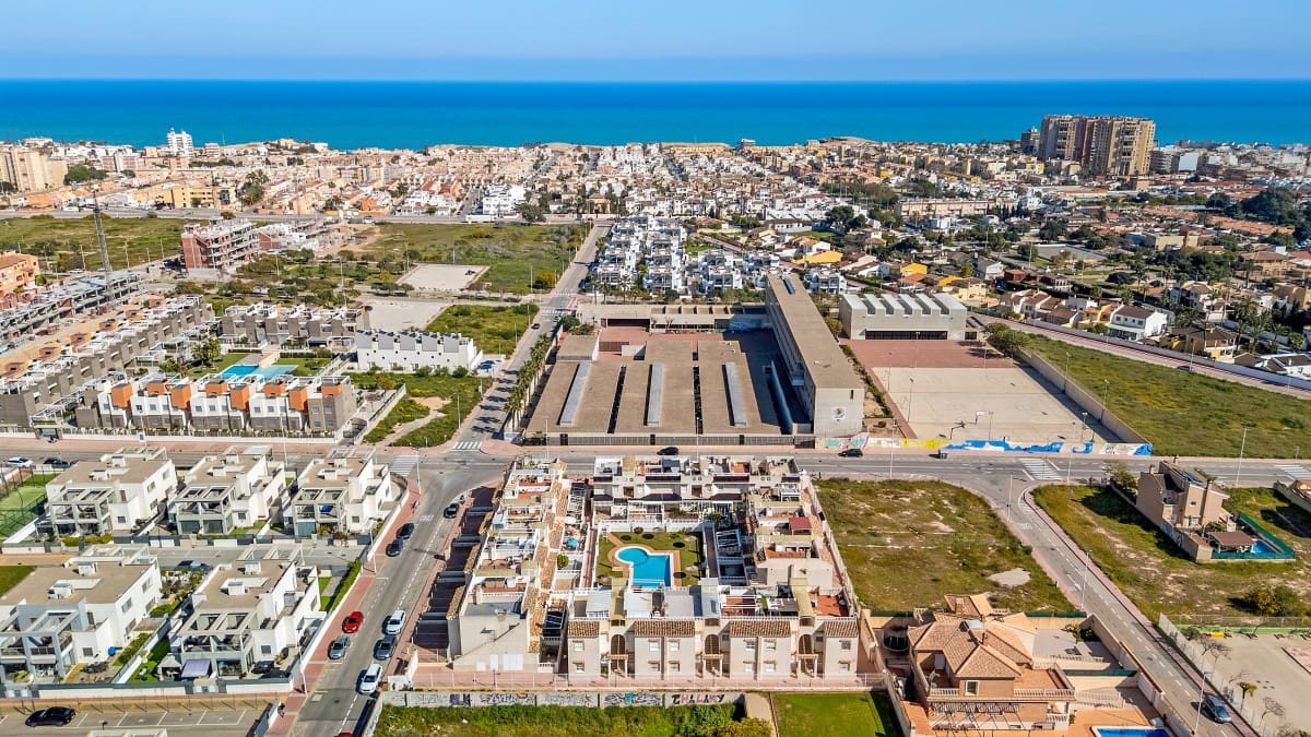 Apartamento de 2 habitaciones en Torrevieja en venta con piscina - 159.000 € (Ref: 10081782)