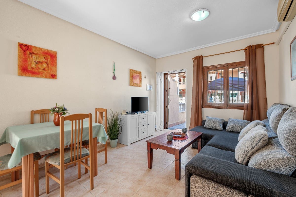 2 soveværelse Lejlighed til salg i El Chaparral med swimmingpool - € 140.000 (Ref: 10117426)