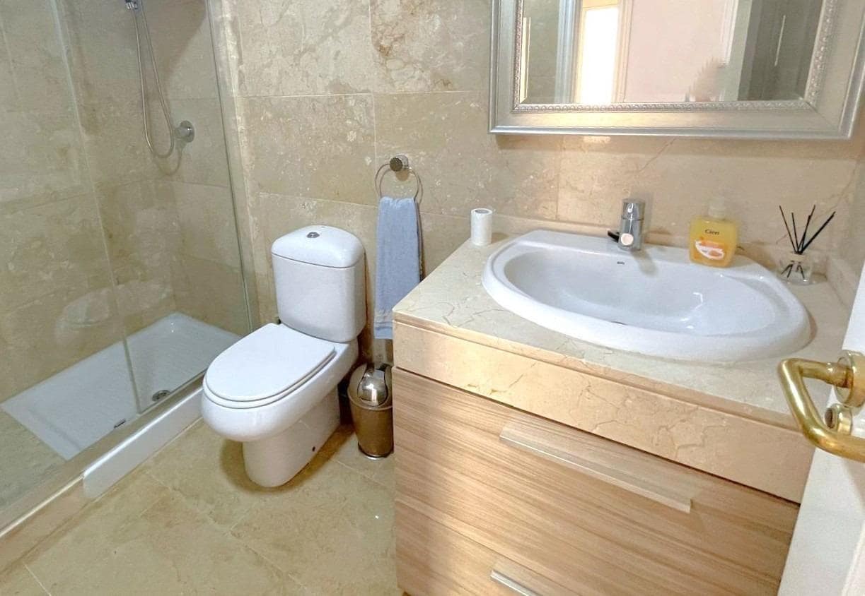 2 bedroom Penthouse for sale in La Duquesa / Puerto de la Duquesa with pool garage - € 250,000 (Ref: 9382430)