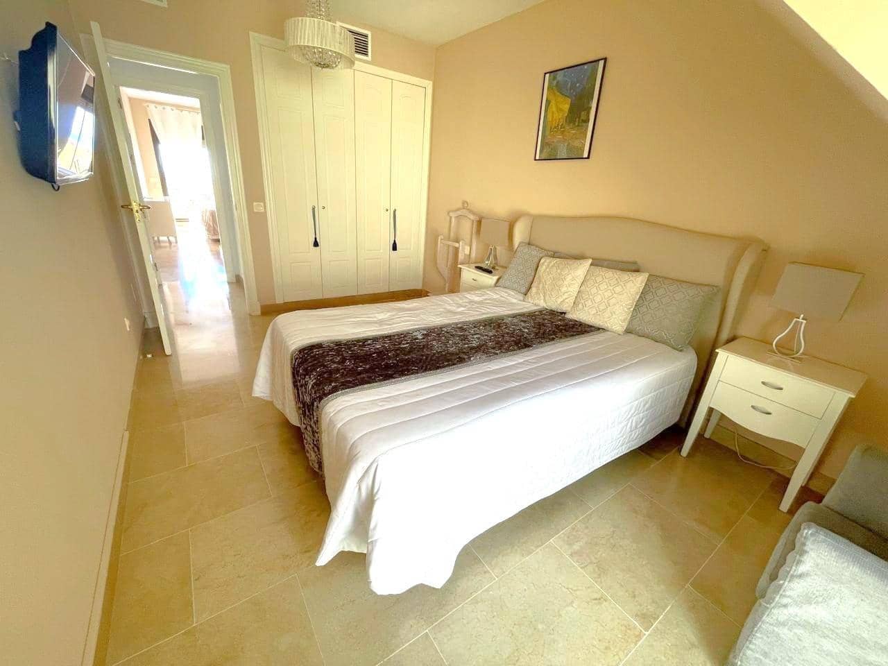 2 bedroom Penthouse for sale in La Duquesa / Puerto de la Duquesa with pool garage - € 250,000 (Ref: 9382430)