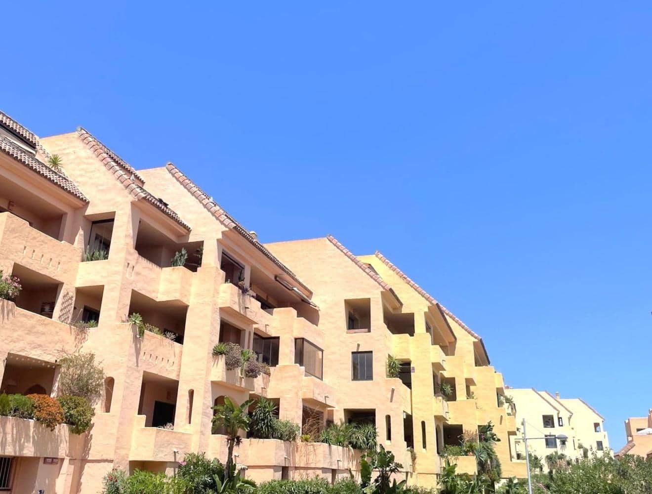 2 bedroom Penthouse for sale in La Duquesa / Puerto de la Duquesa with pool garage - € 250,000 (Ref: 9382430)