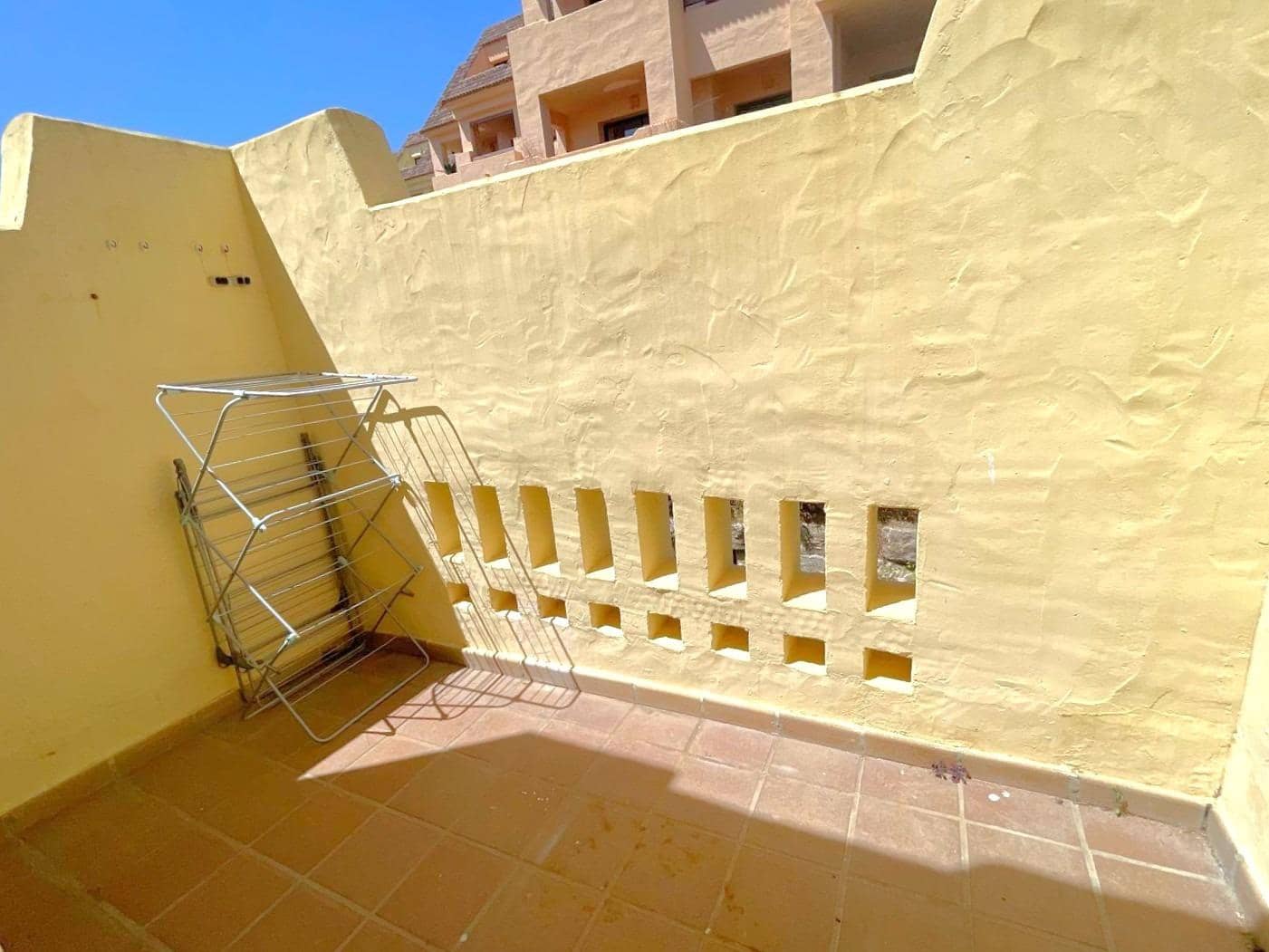 2 bedroom Penthouse for sale in La Duquesa / Puerto de la Duquesa with pool garage - € 250,000 (Ref: 9382430)