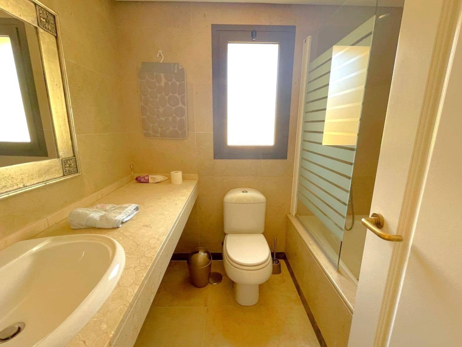 2 bedroom Penthouse for sale in La Duquesa / Puerto de la Duquesa with pool garage - € 250,000 (Ref: 9382430)