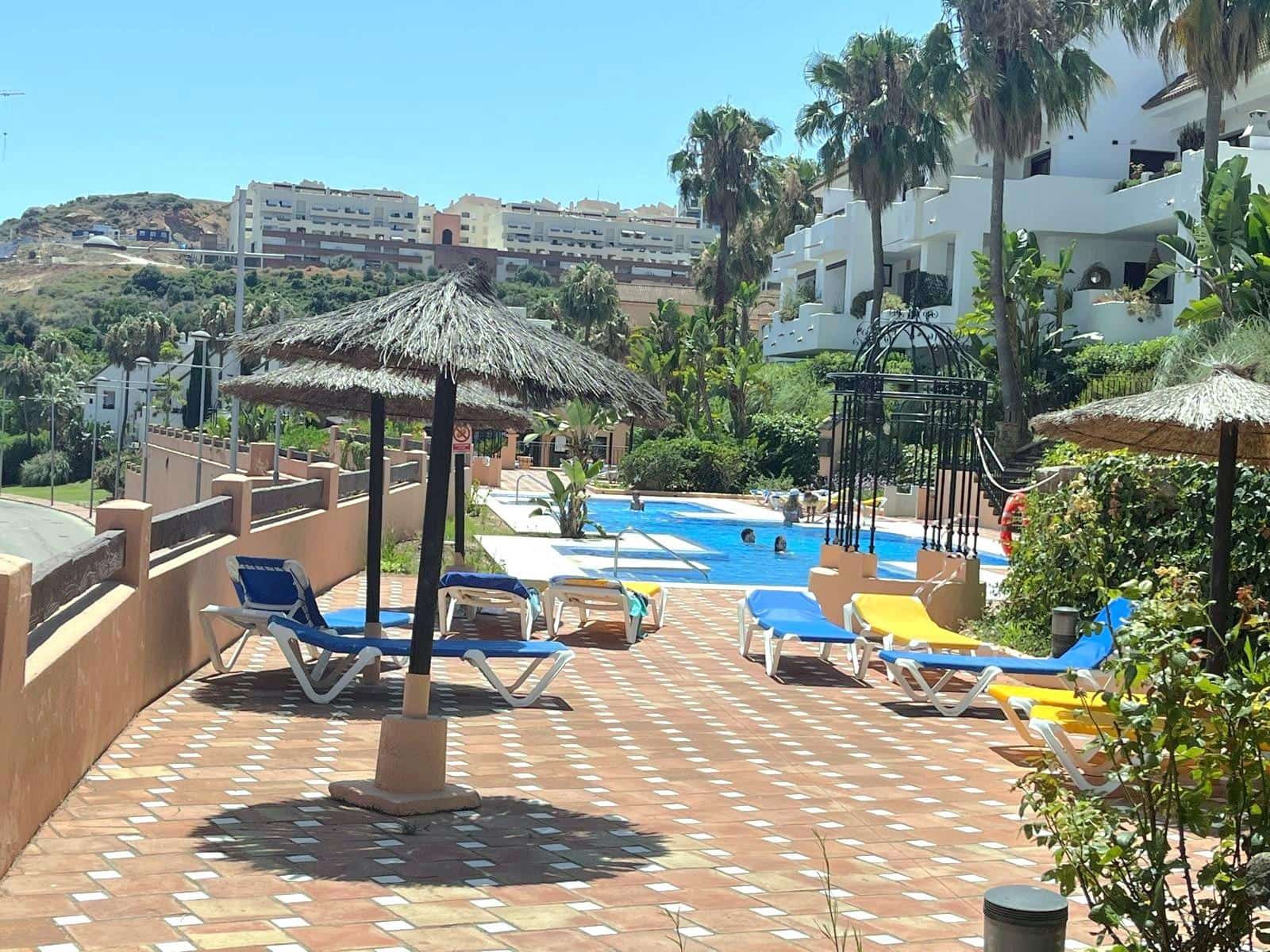 2 bedroom Penthouse for sale in La Duquesa / Puerto de la Duquesa with pool garage - € 250,000 (Ref: 9382430)