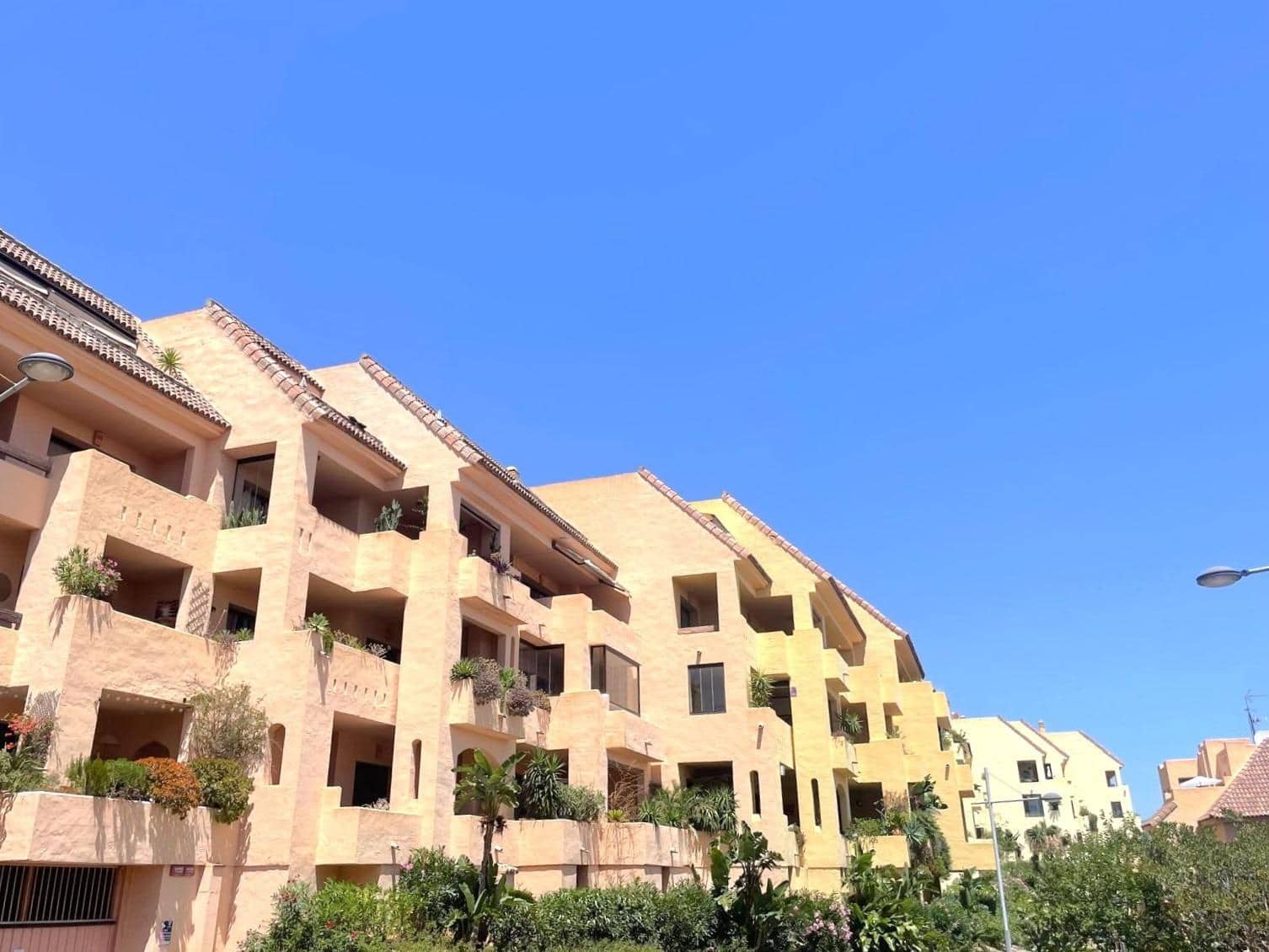 2 bedroom Penthouse for sale in La Duquesa / Puerto de la Duquesa with pool garage - € 250,000 (Ref: 9382430)