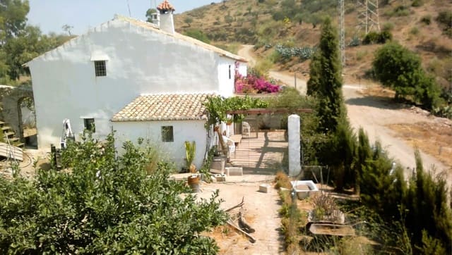 4 bedroom Finca/Country House for sale in Residencial Jardin Botanico, Málaga city - € 224,000 (Ref: 9382446)