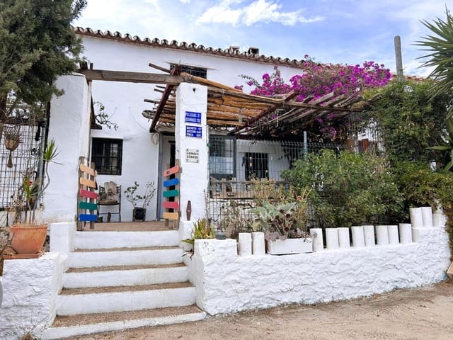 4 bedroom Finca/Country House for sale in Residencial Jardin Botanico, Málaga city - € 224,000 (Ref: 9382446)