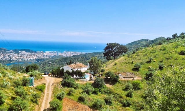 4 bedroom Finca/Country House for sale in Residencial Jardin Botanico, Málaga city - € 224,000 (Ref: 9382446)