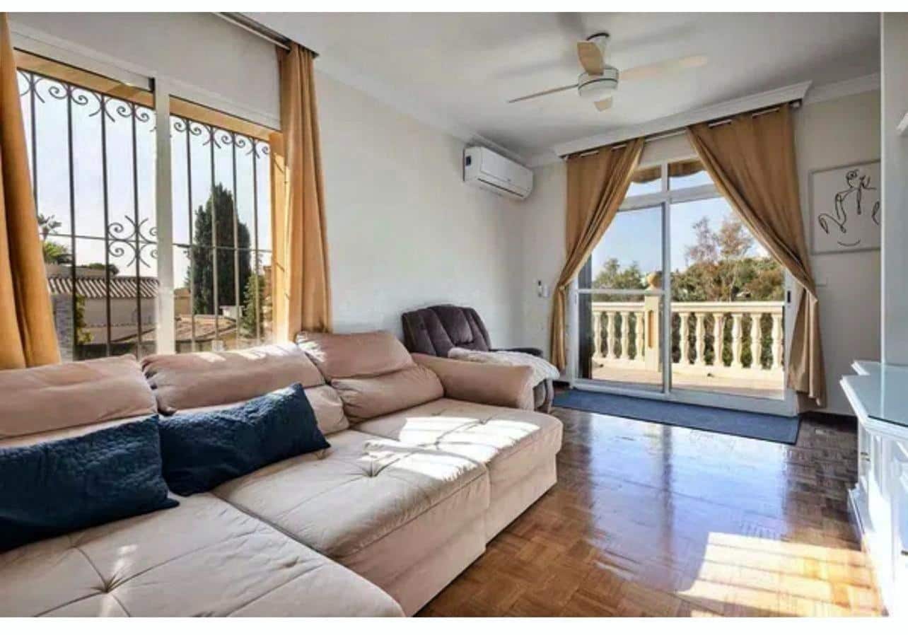 4 soverom Villa til salgs i Malaga by med svømmebasseng garasje - € 1 300 000 (Ref: 9387919)