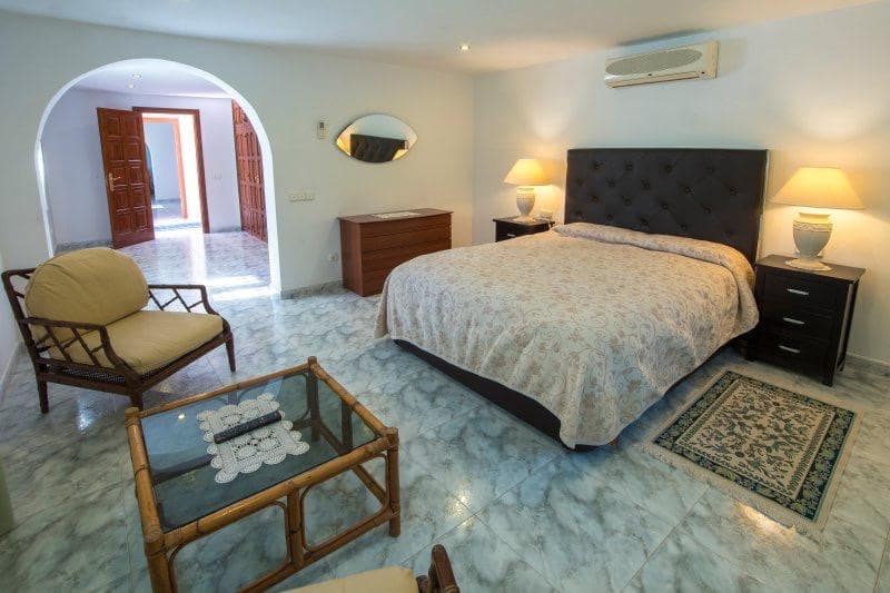 Chalet de 4 habitaciones en San Pedro de Alcantara en venta con piscina garaje - 2.100.000 € (Ref: 9398491)