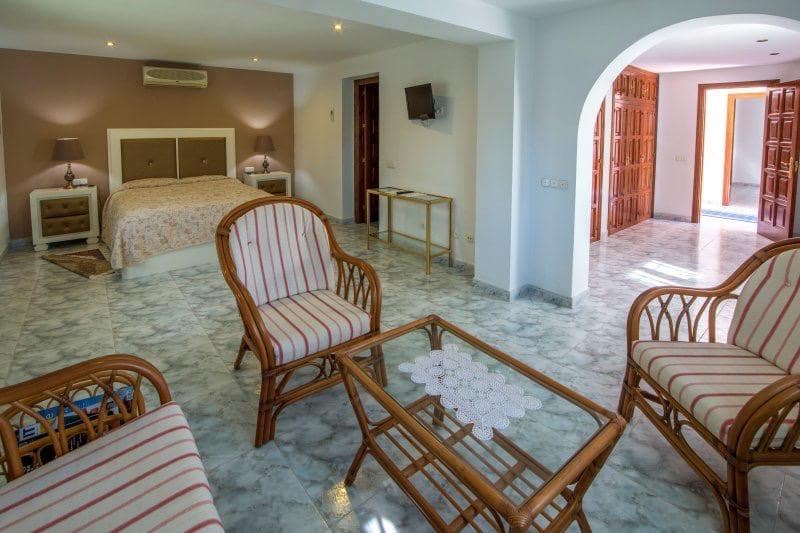 Chalet de 4 habitaciones en San Pedro de Alcantara en venta con piscina garaje - 2.100.000 € (Ref: 9398491)