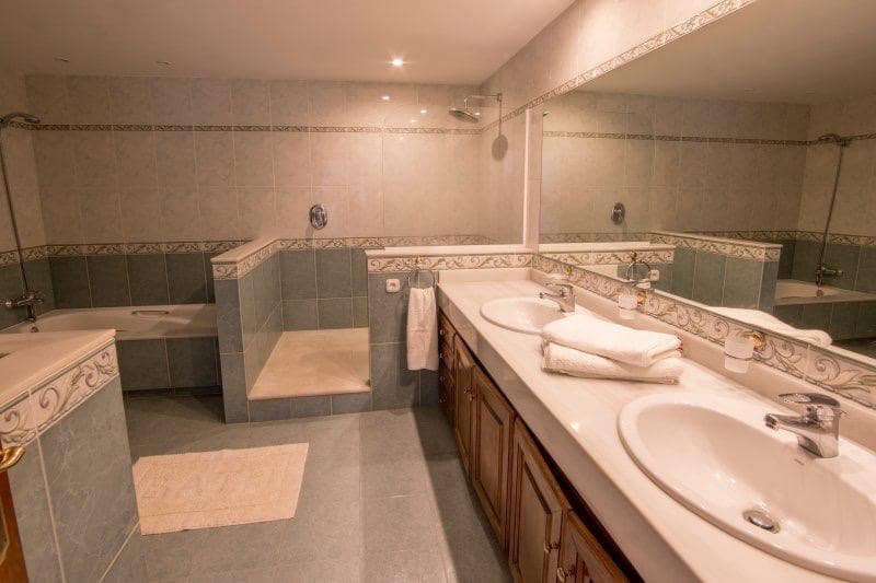 Chalet de 4 habitaciones en San Pedro de Alcantara en venta con piscina garaje - 2.100.000 € (Ref: 9398491)