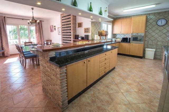 4 sypialnia Willa na sprzedaż w San Pedro de Alcántara Pueblo, Marbella z basenem garażem - 2 100 000 € (Ref: 9398491)