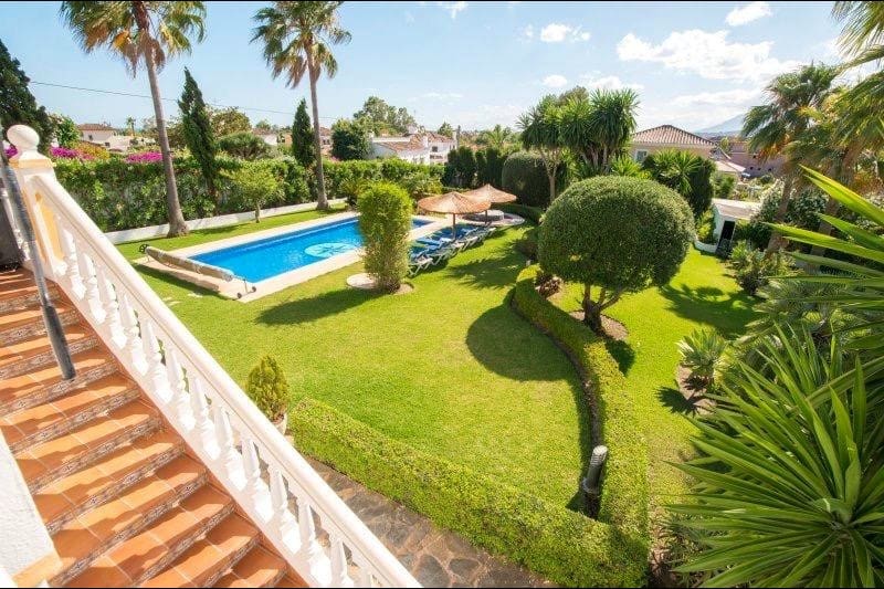 Chalet de 4 habitaciones en San Pedro de Alcantara en venta con piscina garaje - 2.100.000 € (Ref: 9398491)