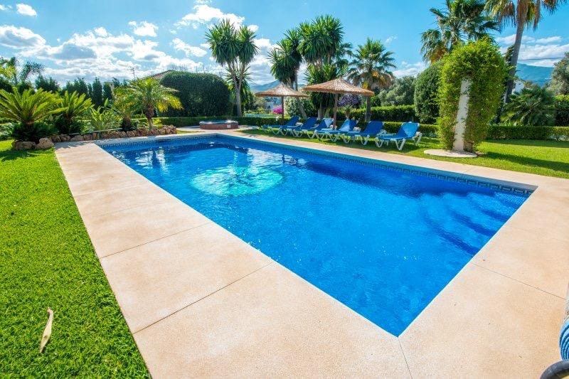 Chalet de 4 habitaciones en San Pedro de Alcantara en venta con piscina garaje - 2.100.000 € (Ref: 9398491)