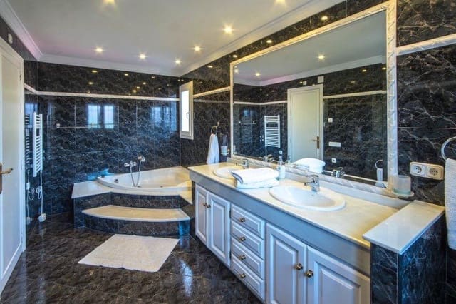 4 sypialnia Willa na sprzedaż w San Pedro de Alcántara Pueblo, Marbella z basenem garażem - 2 100 000 € (Ref: 9398491)