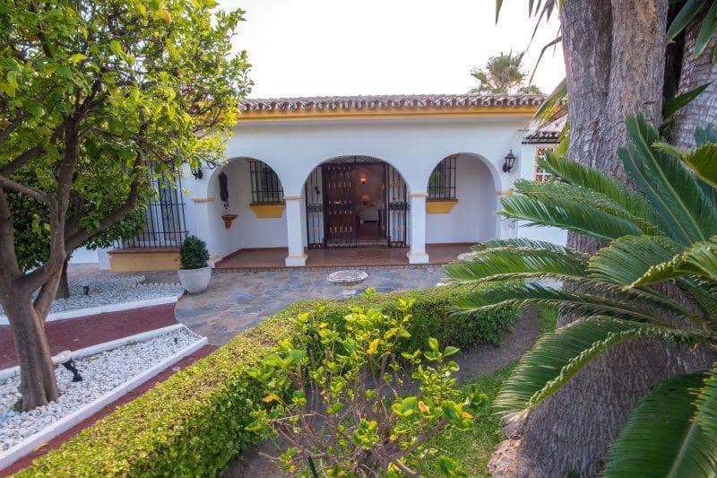 Chalet de 4 habitaciones en San Pedro de Alcantara en venta con piscina garaje - 2.100.000 € (Ref: 9398491)