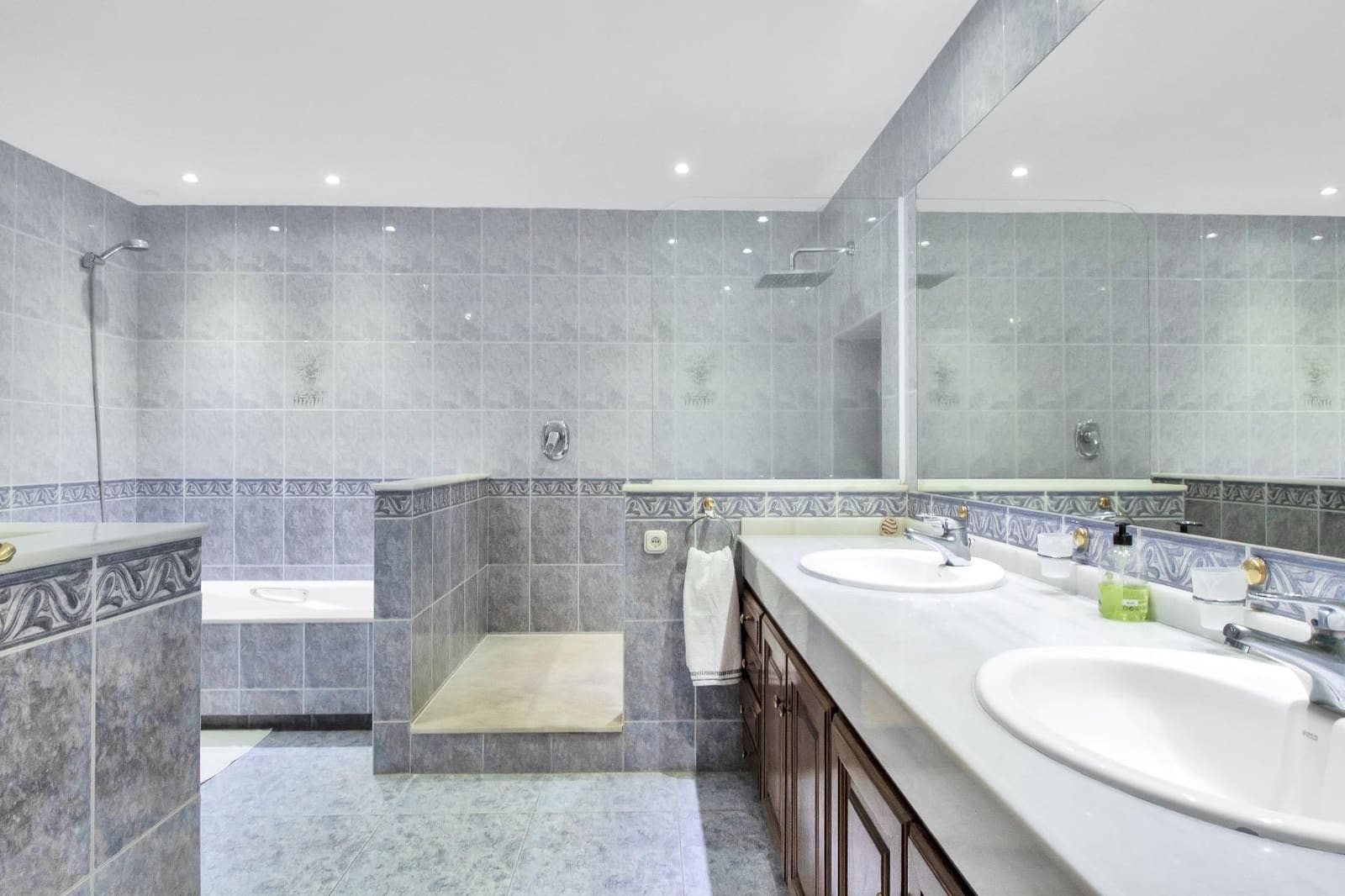 Chalet de 4 habitaciones en San Pedro de Alcantara en venta con piscina garaje - 2.100.000 € (Ref: 9398491)