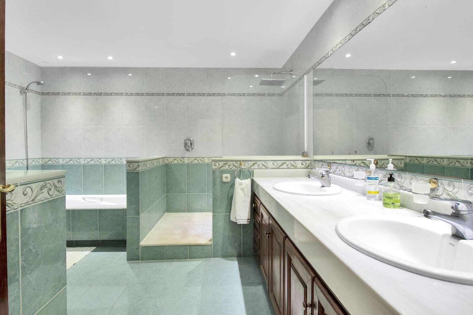 Chalet de 4 habitaciones en San Pedro de Alcantara en venta con piscina garaje - 2.100.000 € (Ref: 9398491)